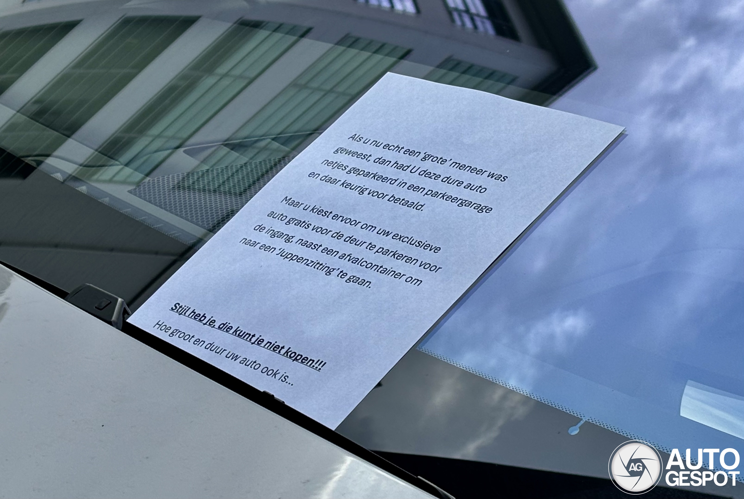 Parkeeractie van deze Rolls-Royce Spectre wordt niet gewaardeerd