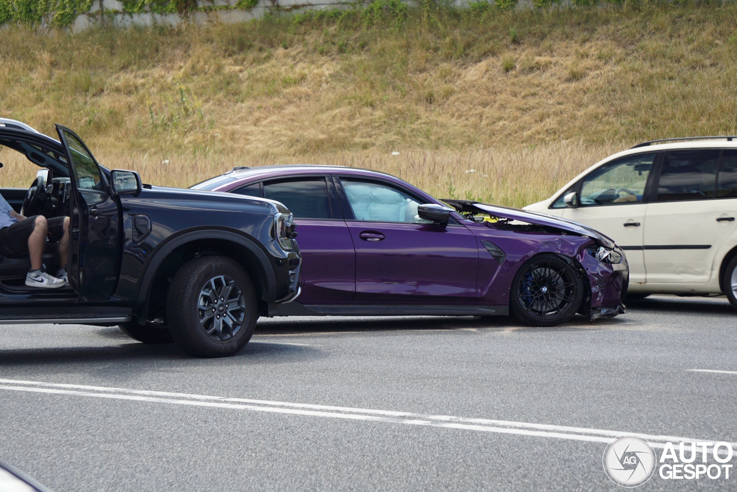 Paarse BMW M3 heeft een deukje opgelopen