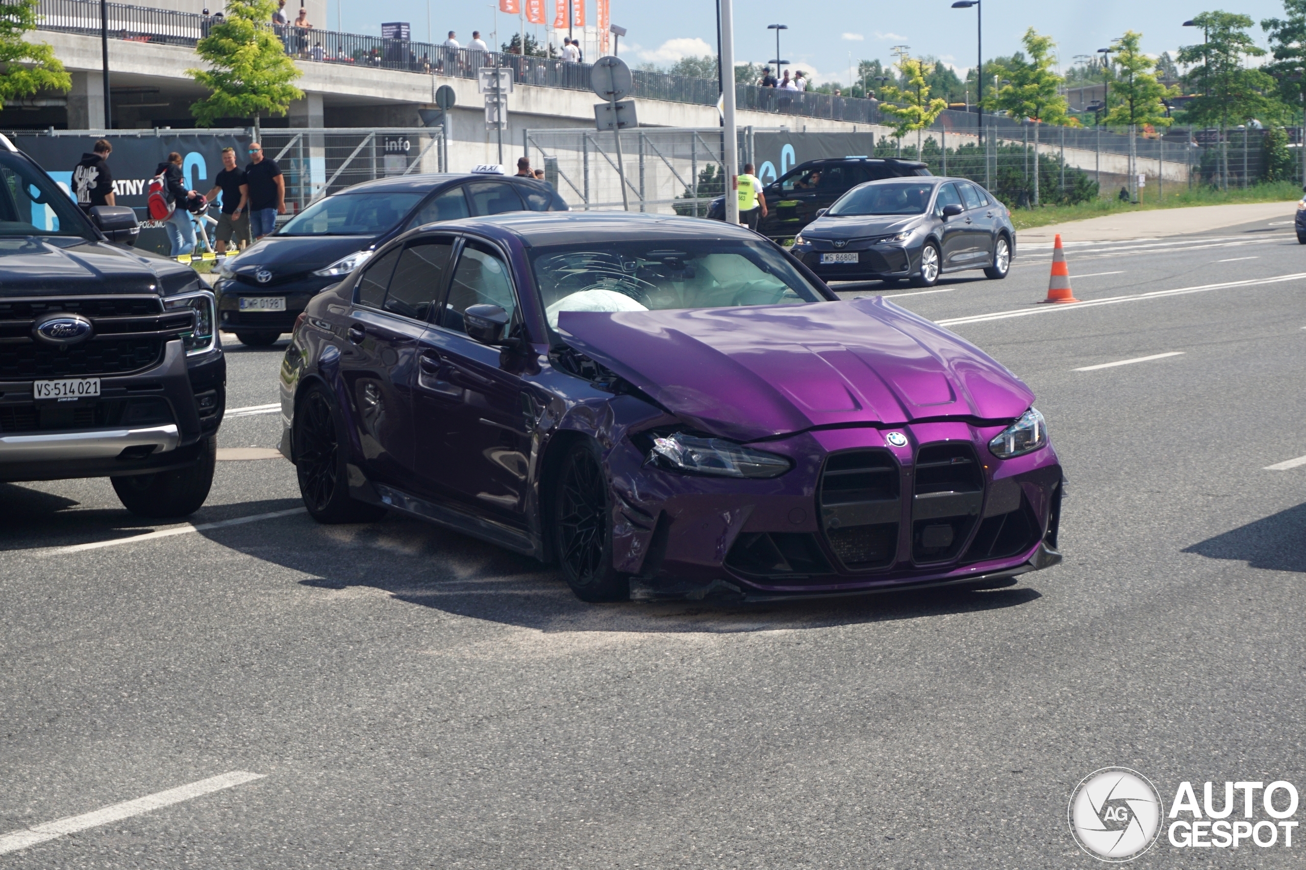 Paarse BMW M3 heeft een deukje opgelopen