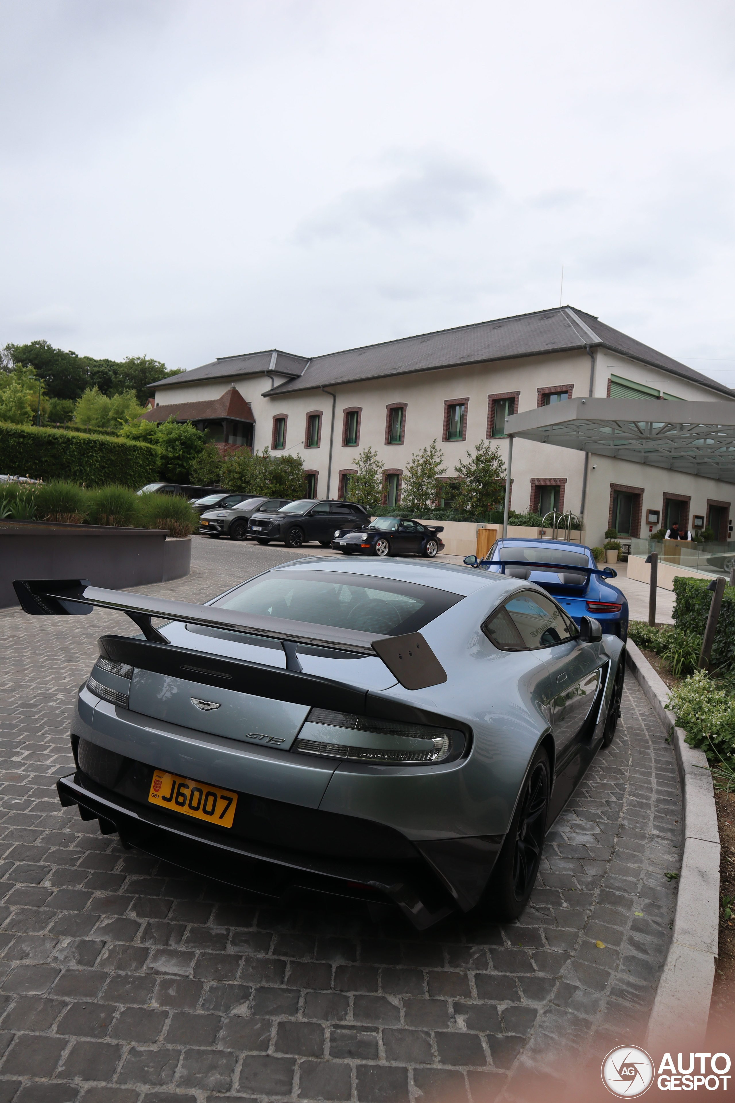 Exclusieve Aston Martin Vantage GT12 geniet van exclusieve omgeving