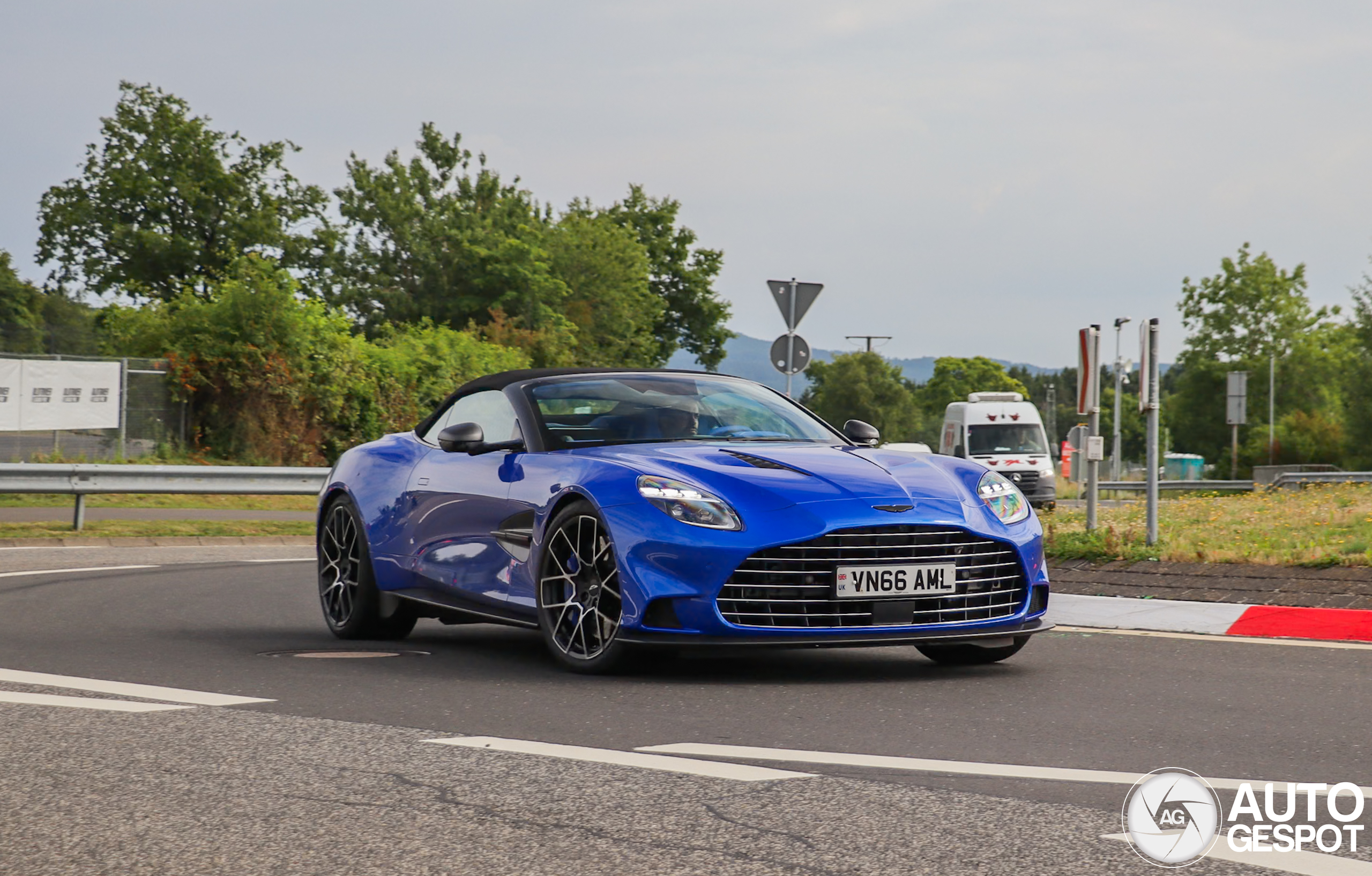 Aston Martin Vanquish Volante 2025