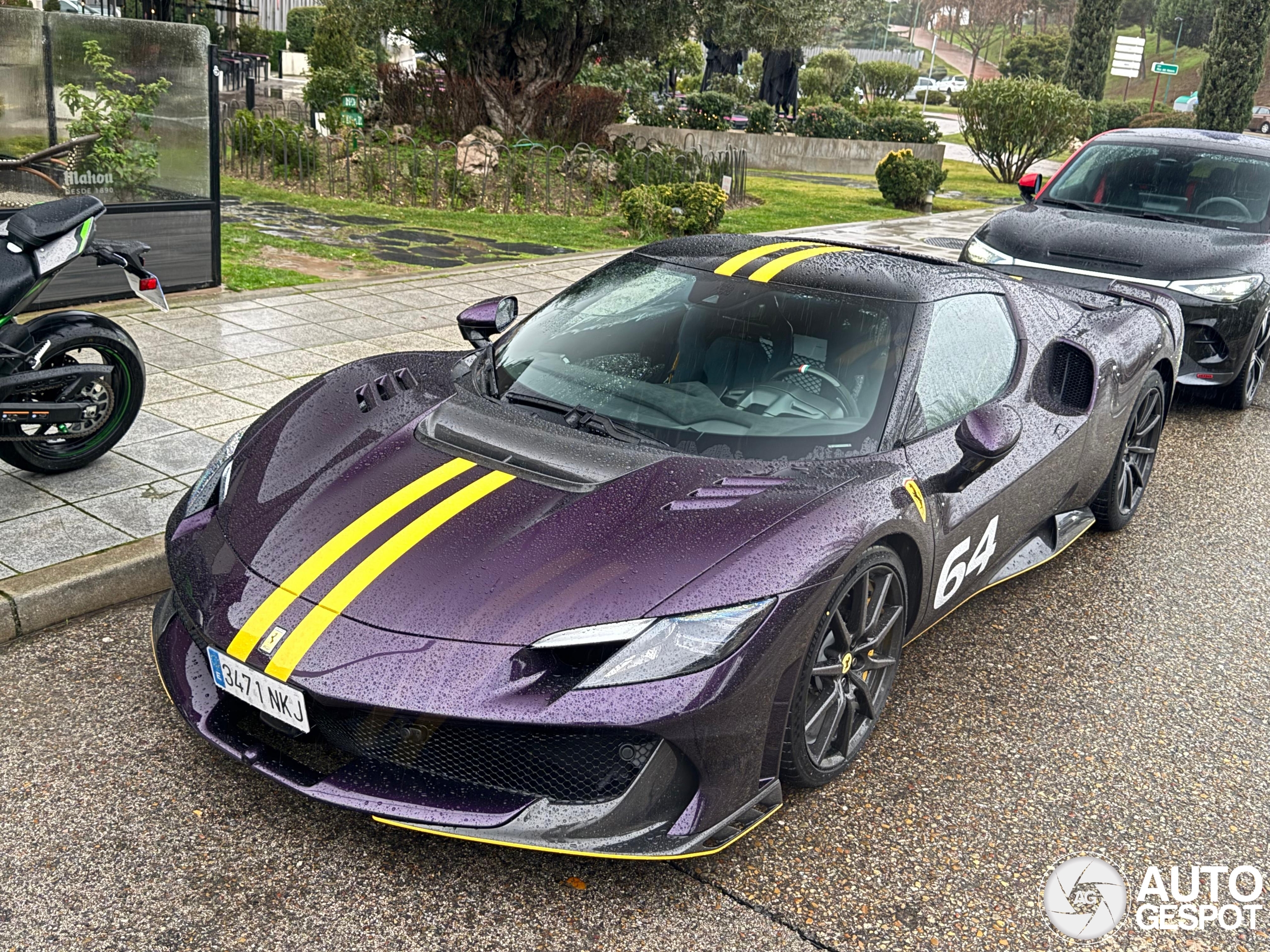 Deze paarse Ferrari 296 Speciale is de eerste buiten Maranello