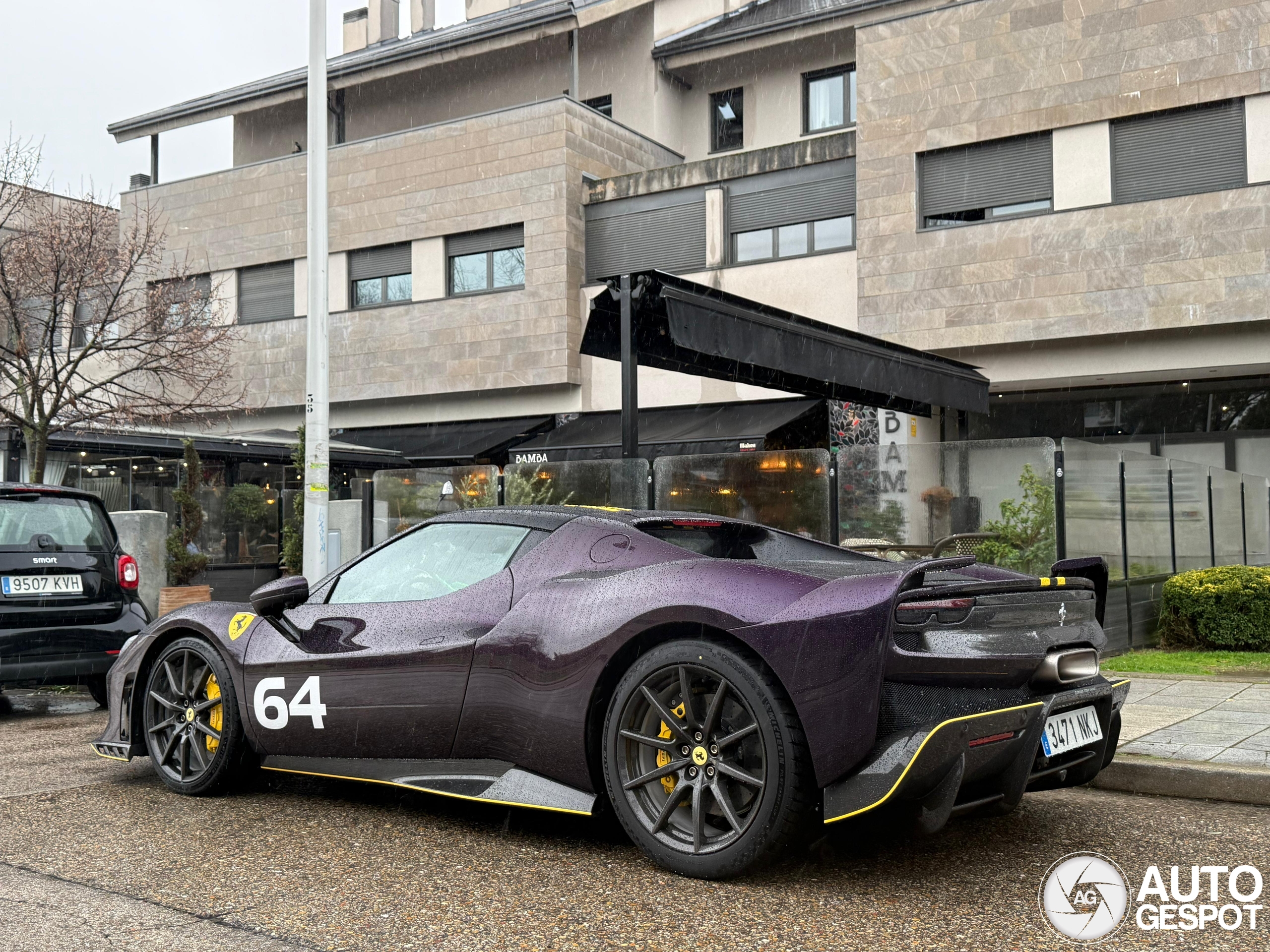 Deze paarse Ferrari 296 Speciale is de eerste buiten Maranello