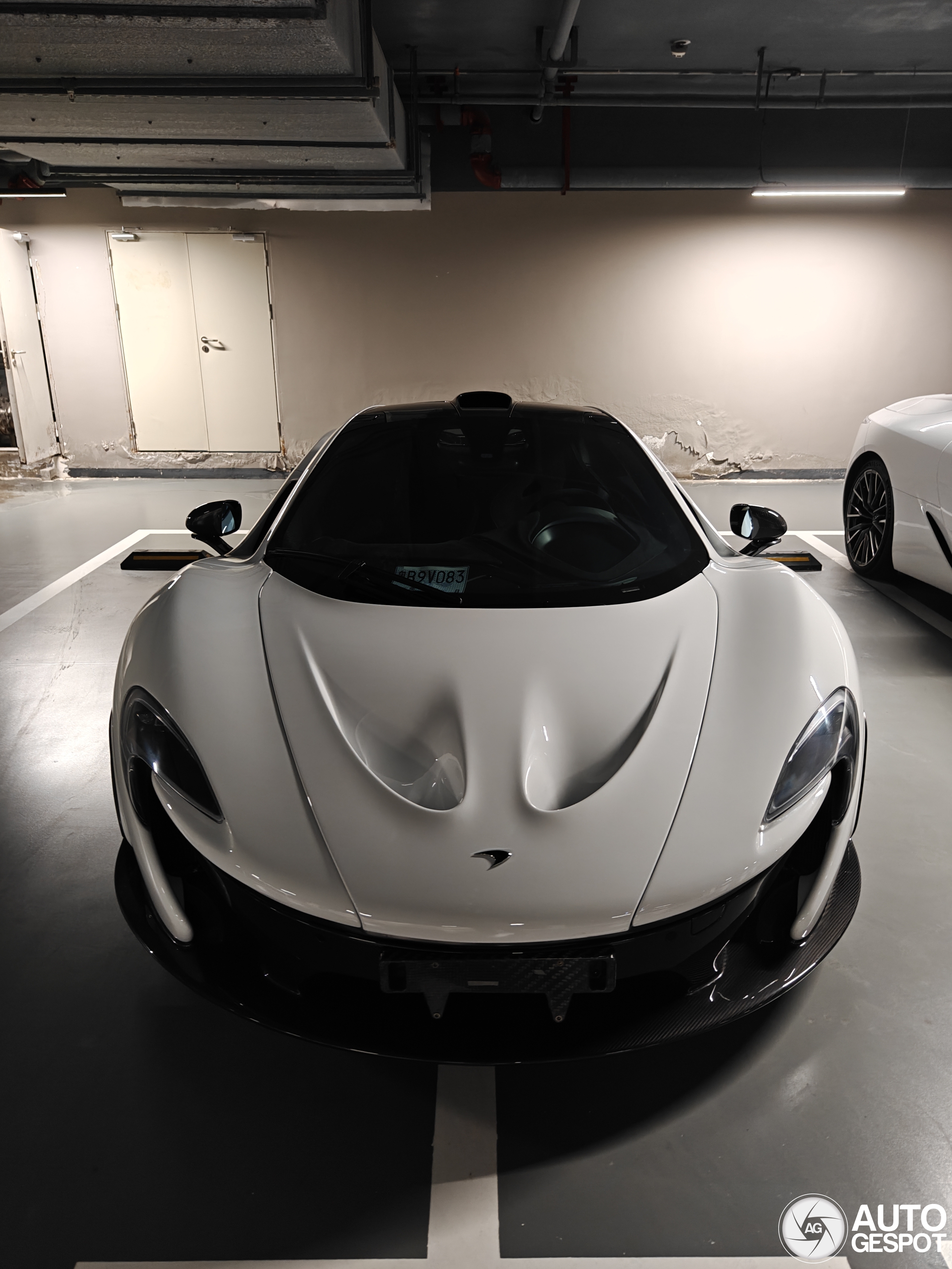 Gewaagde keuze: deze McLaren P1 krijgt felrode velgen