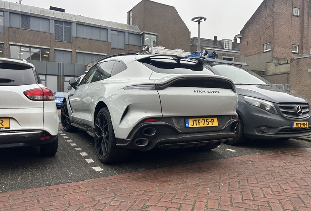 Aston Martin DBX S
