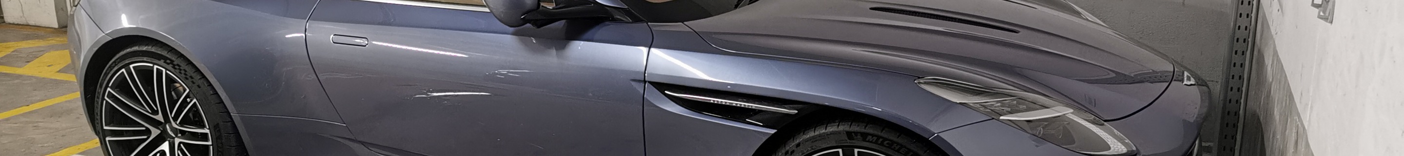 Aston Martin DB12 Volante