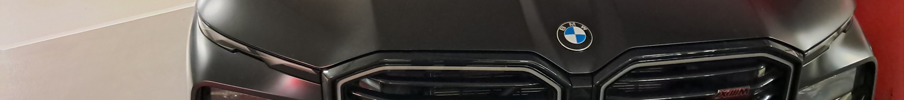 BMW XM G09 Label Red