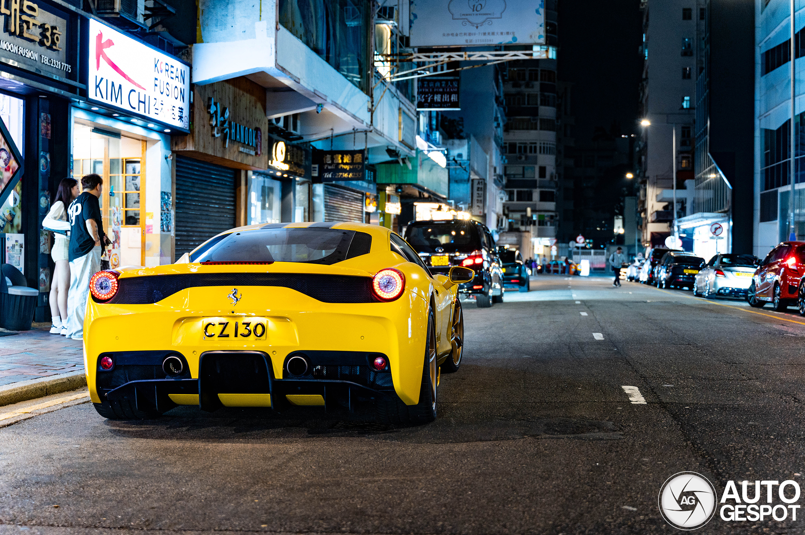 Ferrari 458 Speciale valt 's nachts op in Hong Kong