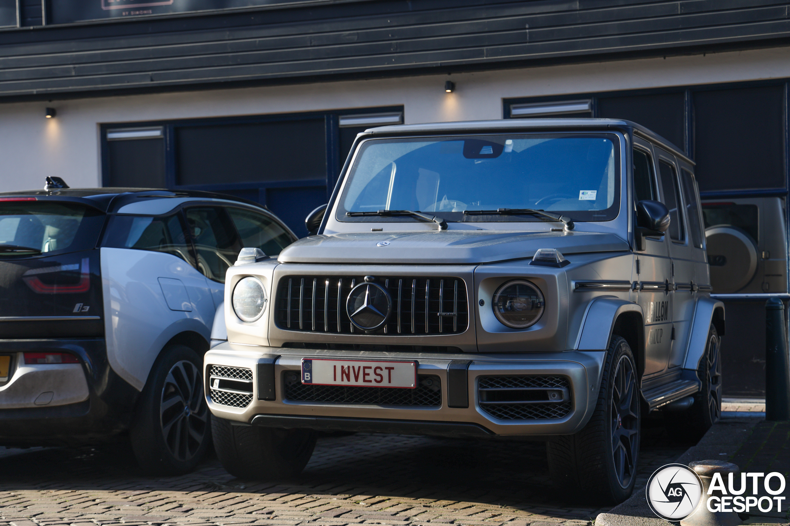 Geld op de bank of in een G-klasse?