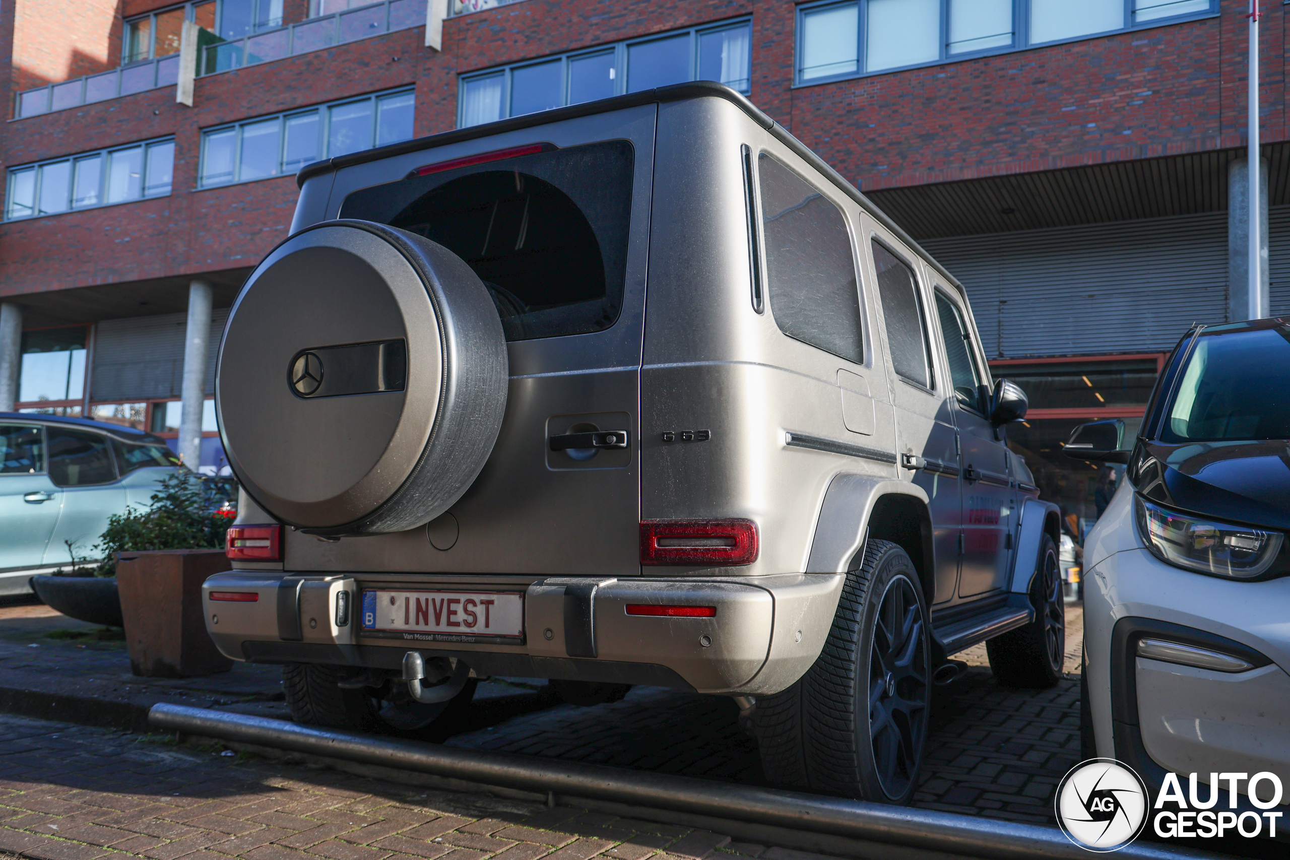 Geld op de bank of in een G-klasse?