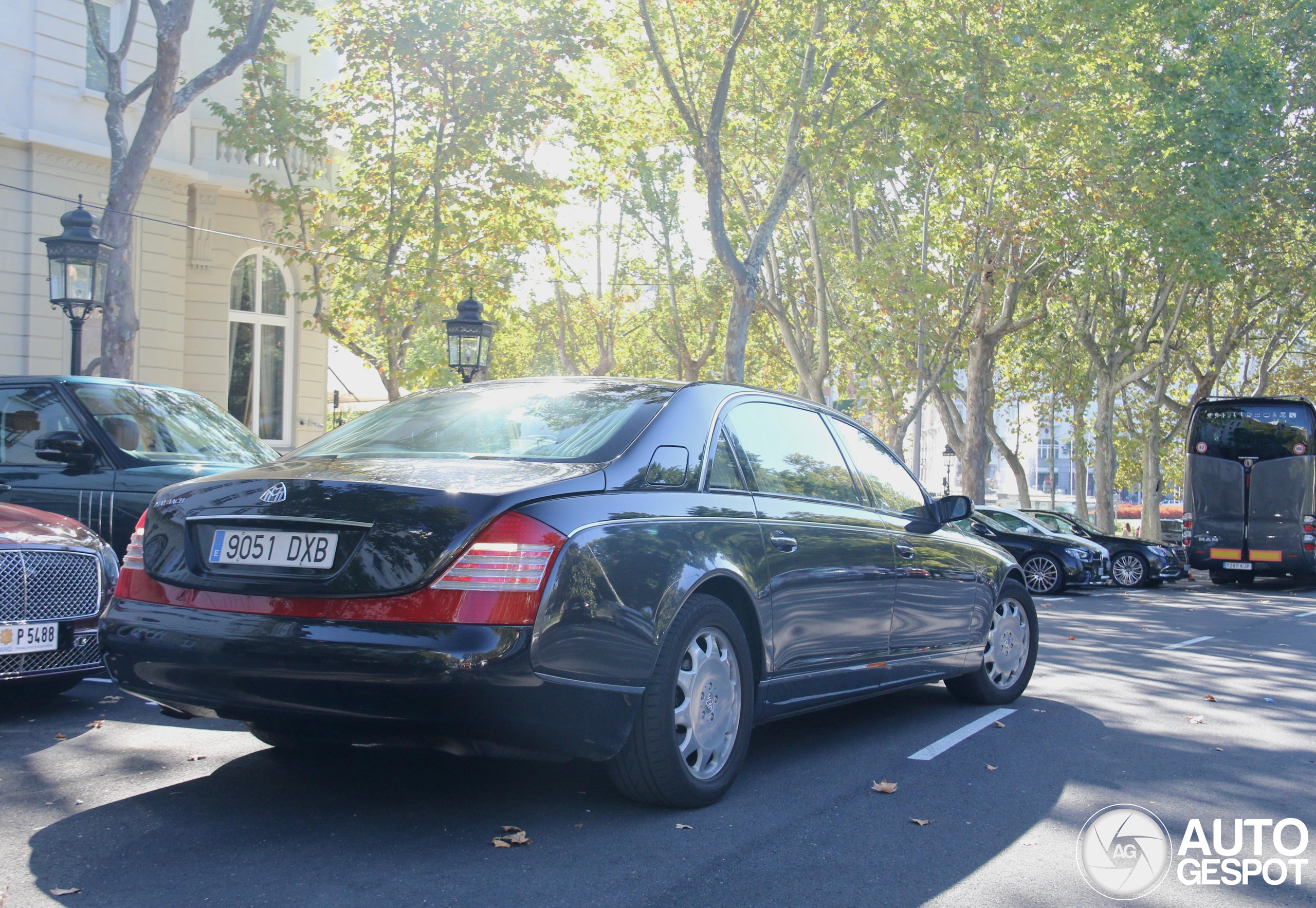 Statige Maybach zoekt het zonnetje op in Madrid