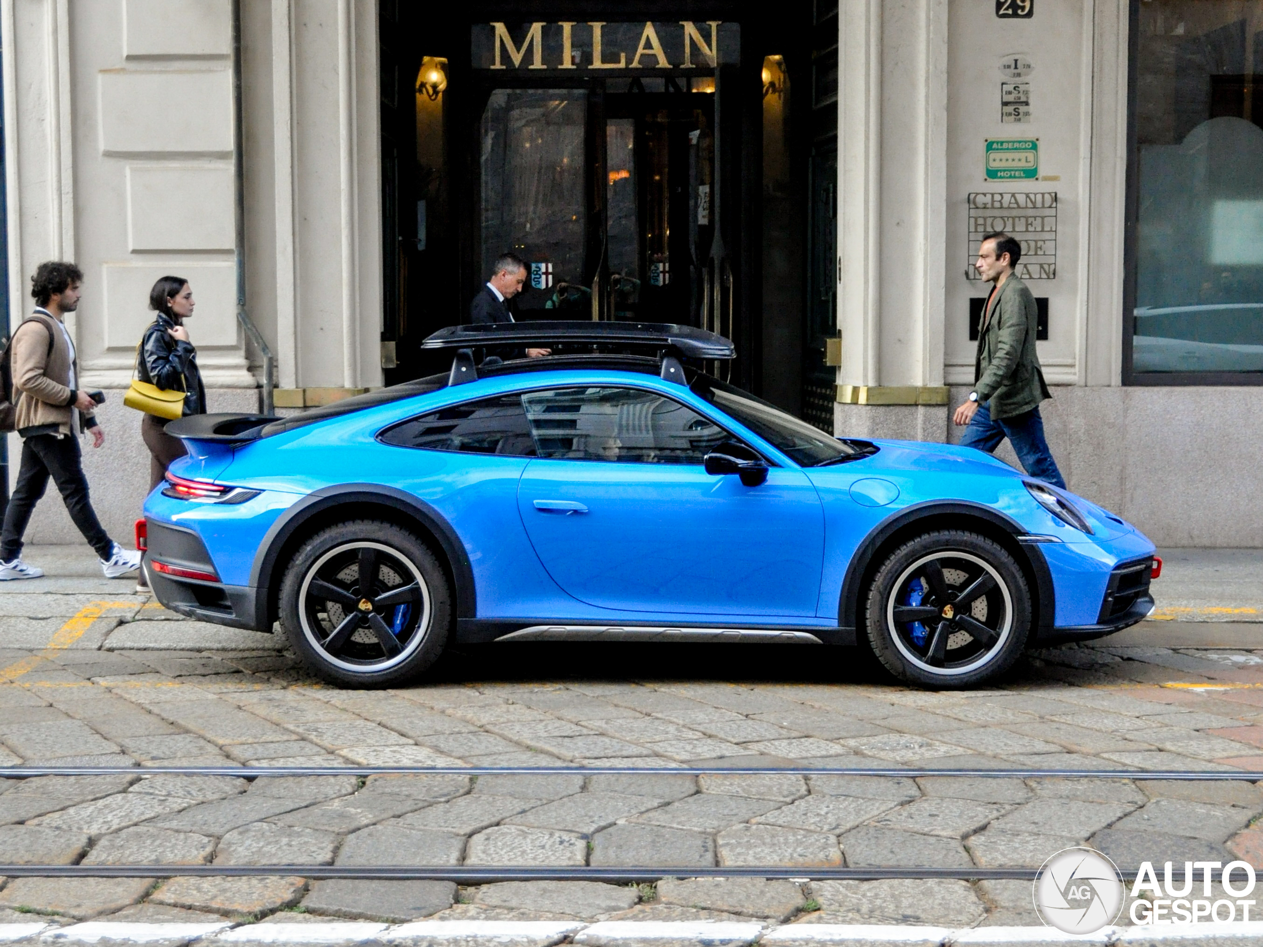 Monegaskische Porsche Dakar in Italië