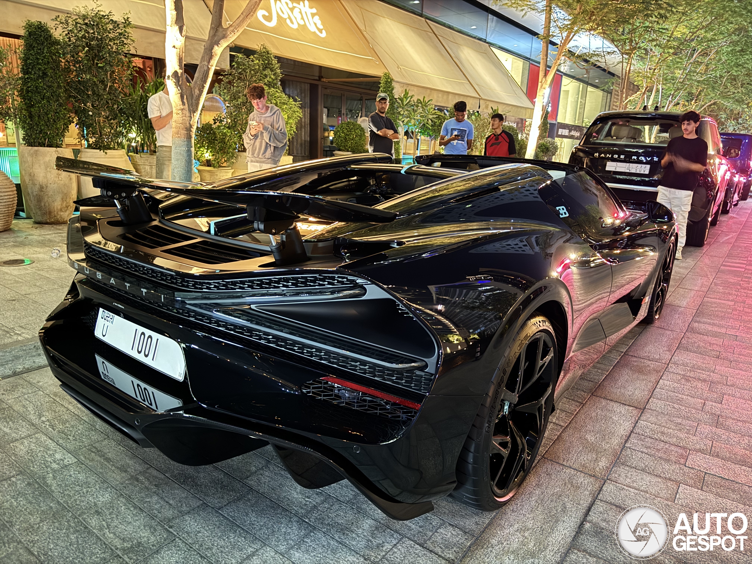 Dubai is DE stad om een Bugatti W16 Mistral te spotten