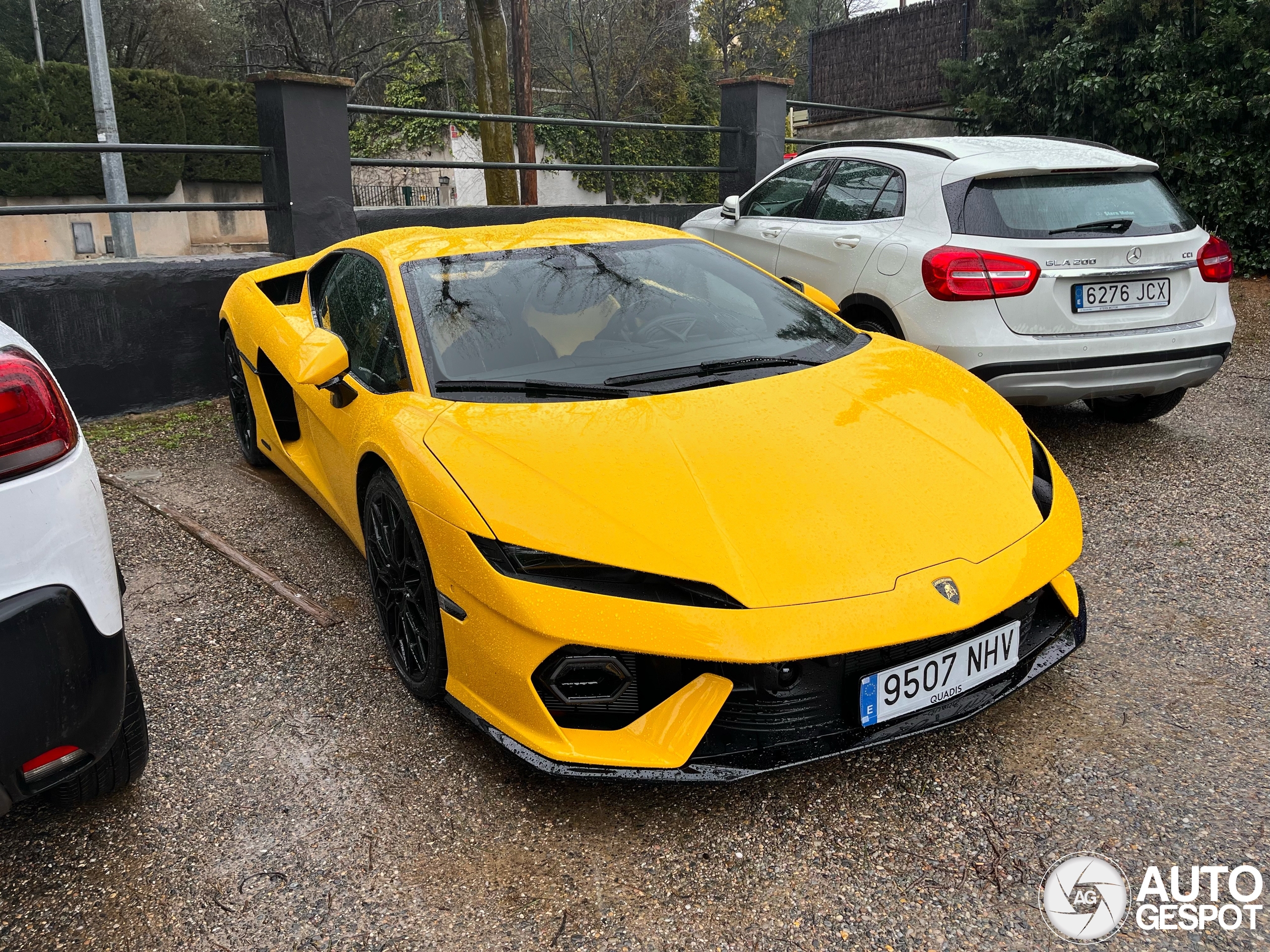 Niet te missen: Knalgeel verjaardagscadeau gespot in een Spaans dorp