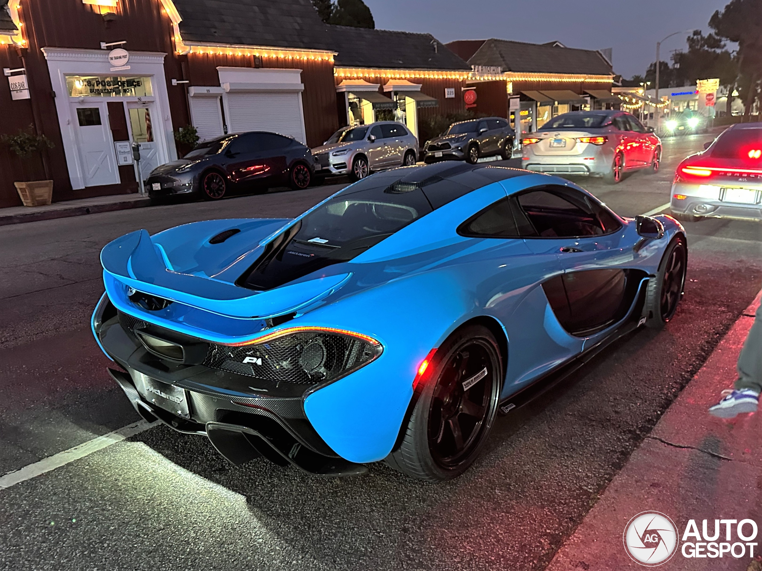 Blauwe McLaren P1 in Californië