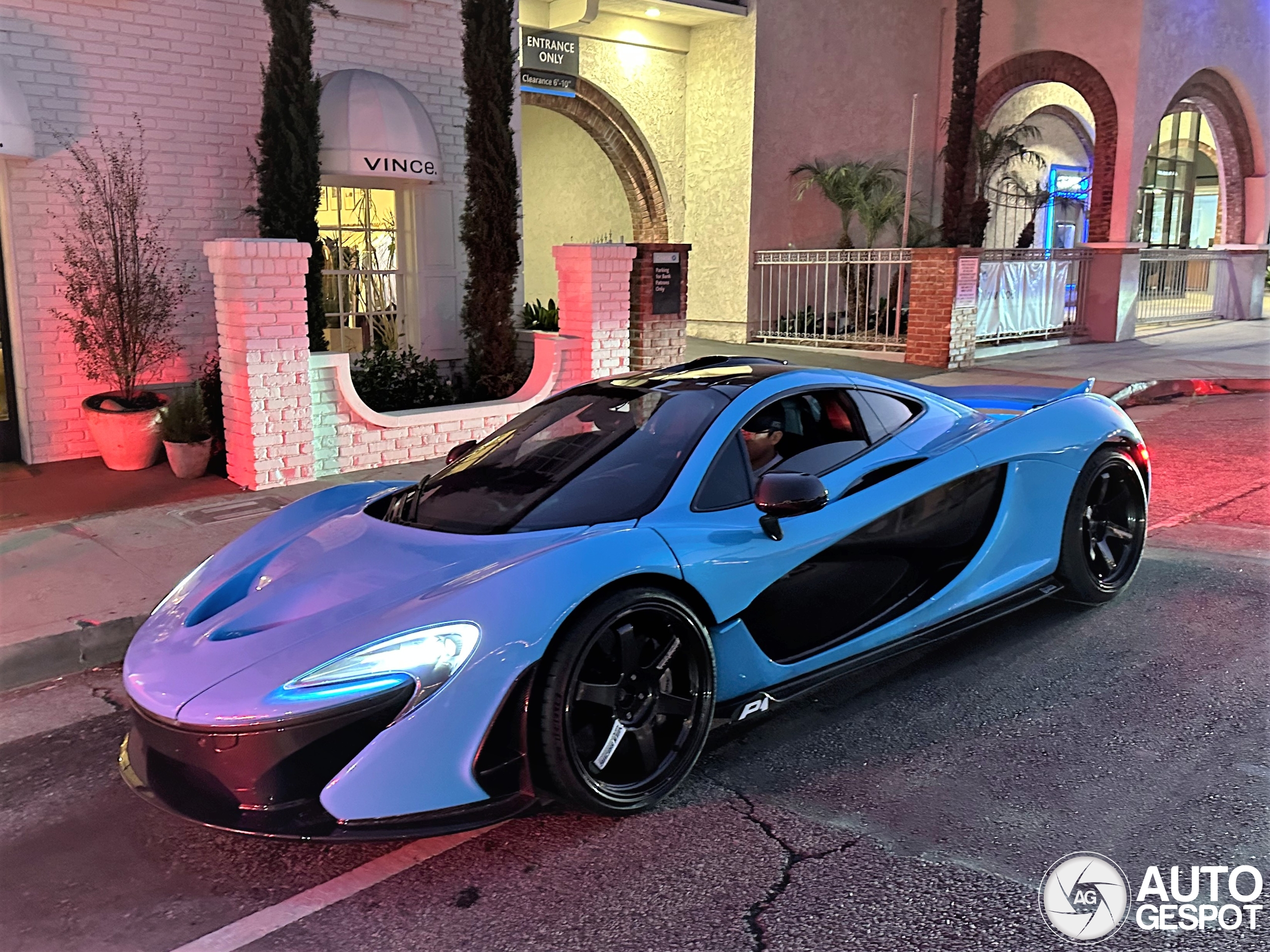 Blauwe McLaren P1 in Californi&euml;