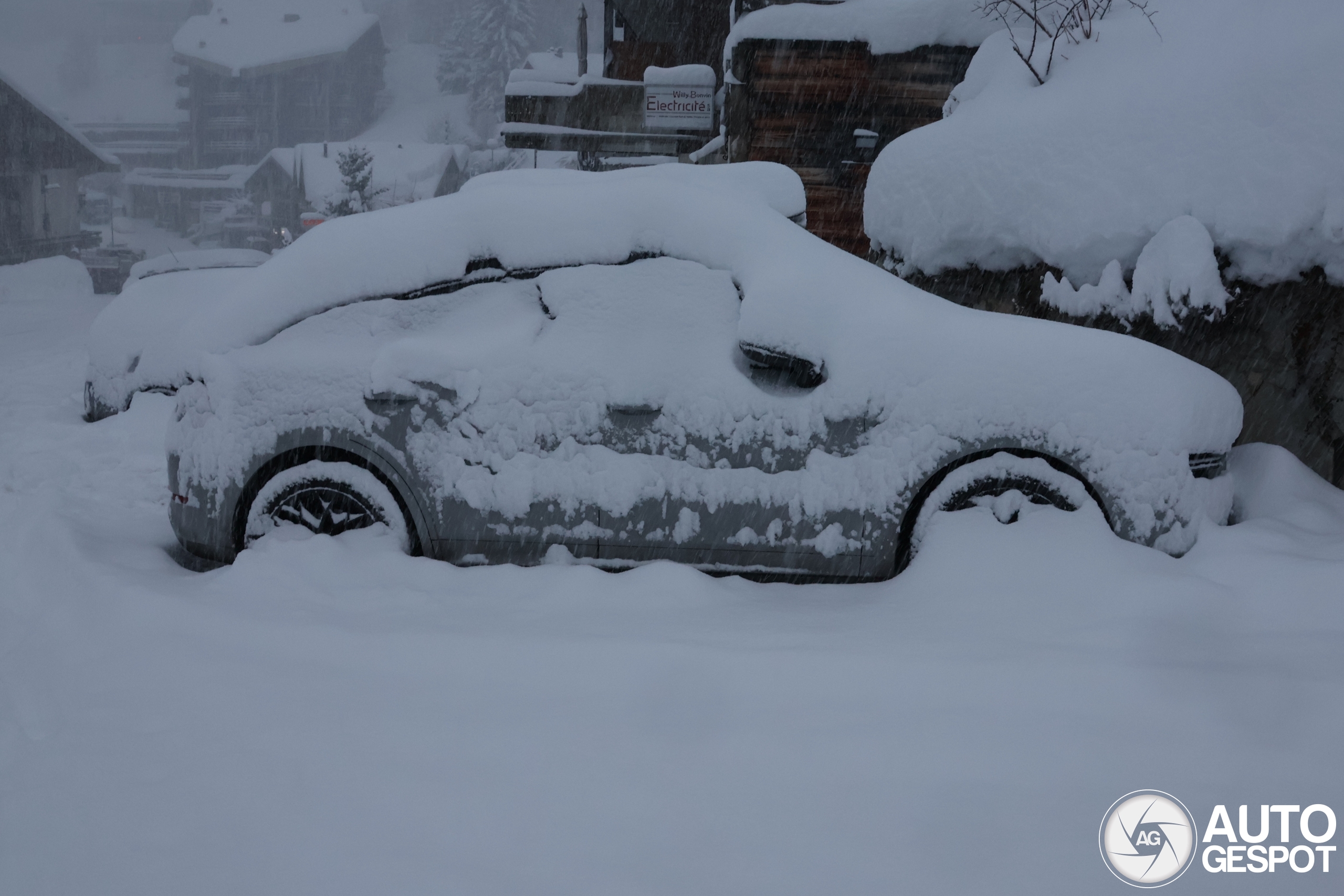 Zoekplaatje: Porsche bedolven onder bak sneeuw
