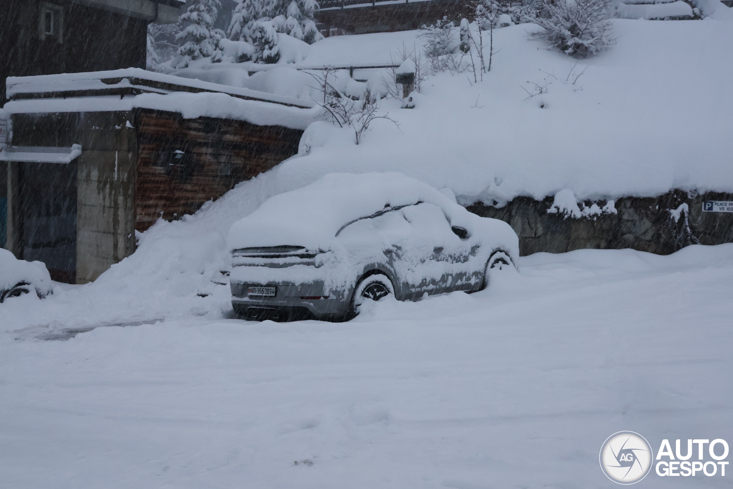 Zoekplaatje: Porsche bedolven onder bak sneeuw