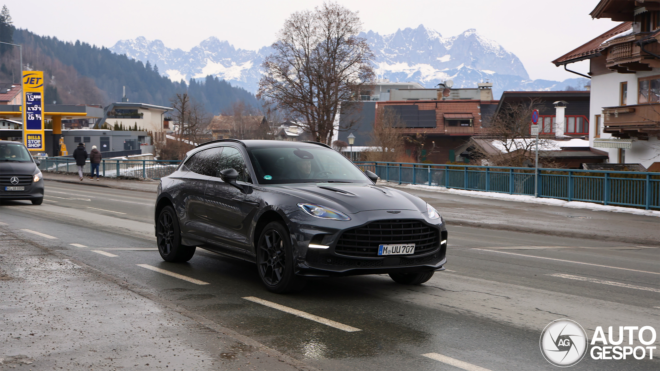 Aston Martin DBX707