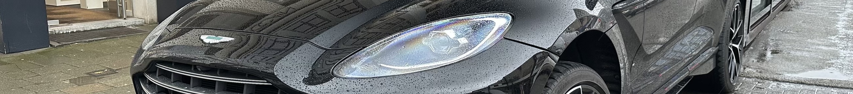 Aston Martin DBX707
