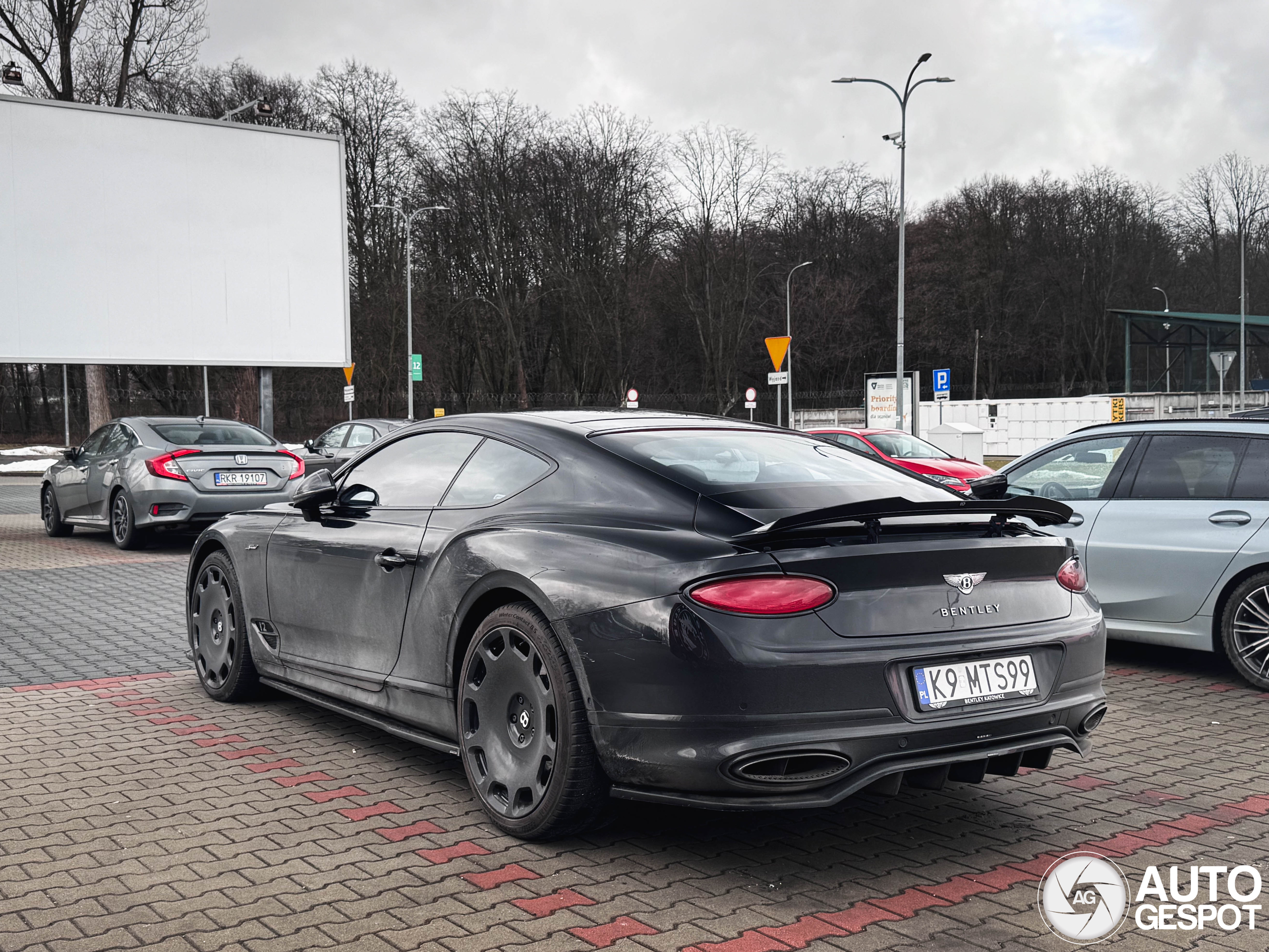 Putdeksels onder de Bentley Continental GT Speed