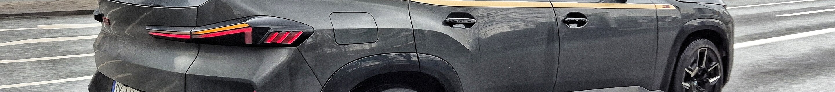 BMW XM G09 Label Red