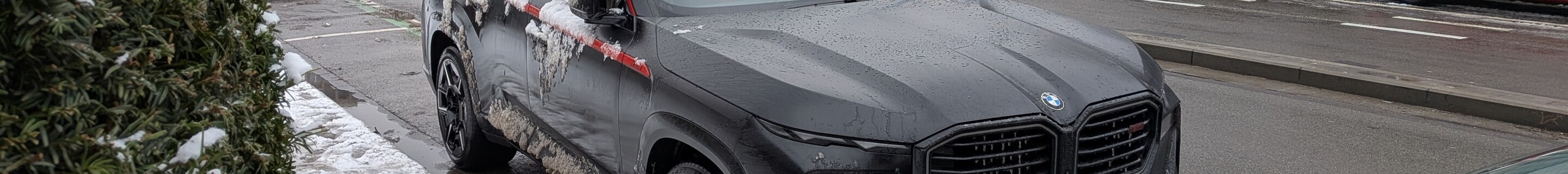 BMW XM G09 Label Red