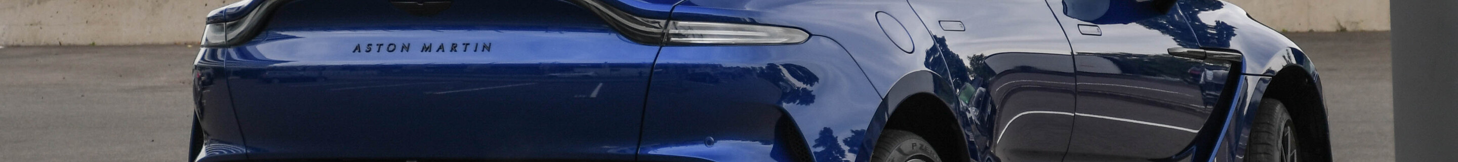 Aston Martin DBX707
