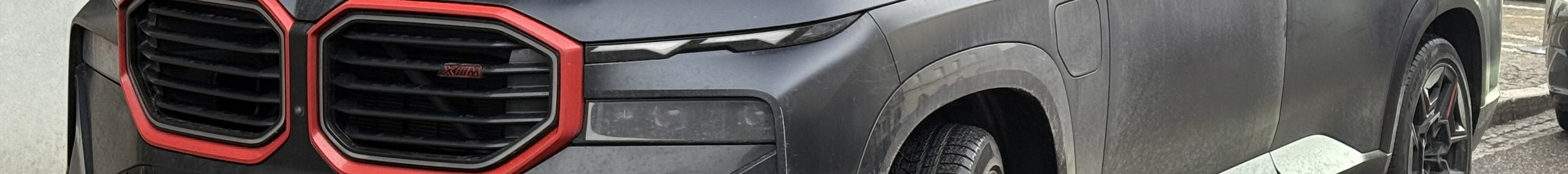 BMW XM G09 Label Red