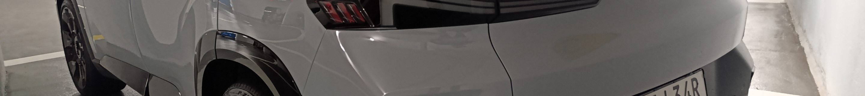 BMW XM G09 Label Red