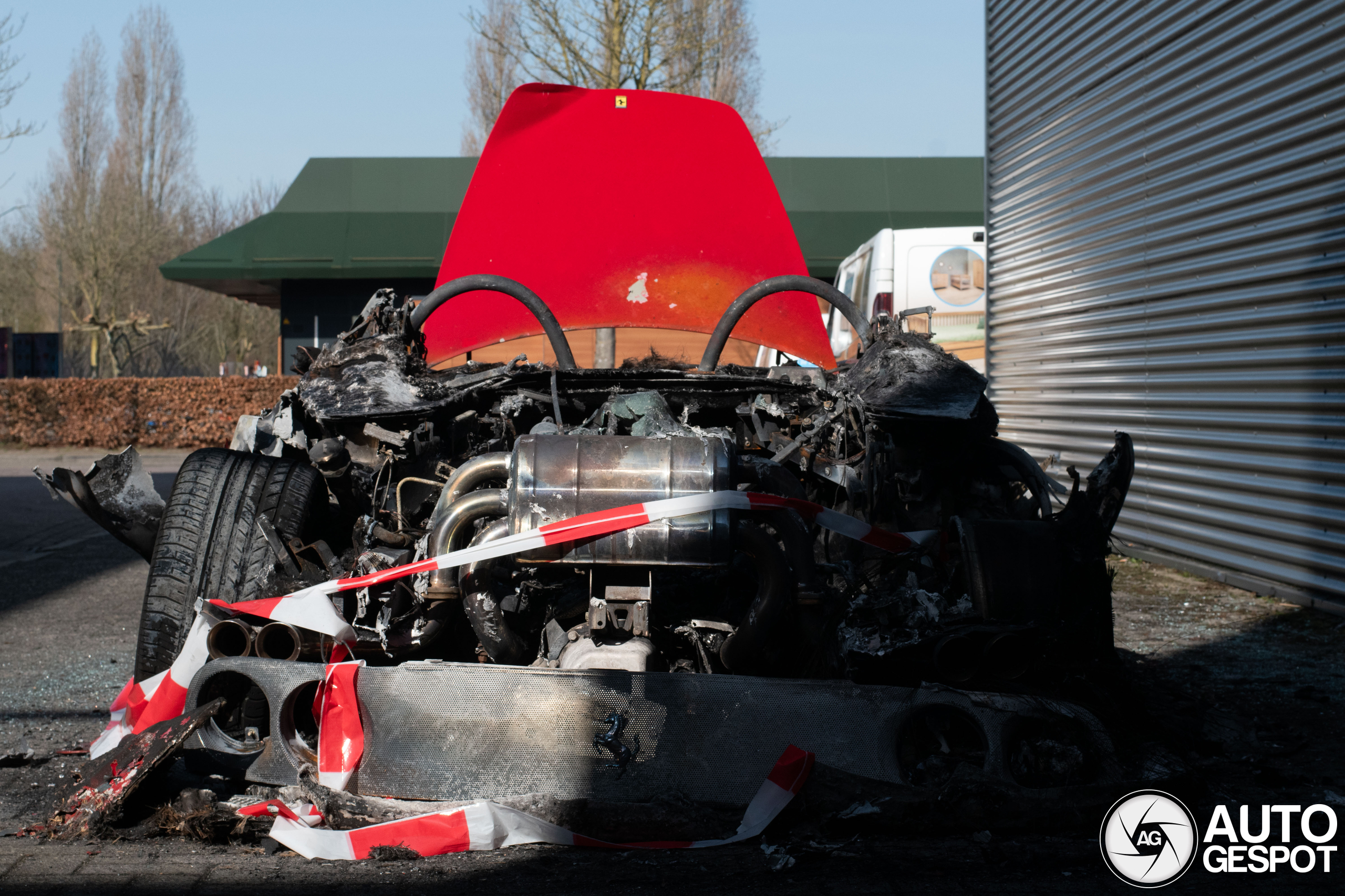 Ongelukkige Ferrari zien we niet meer terug op de weg