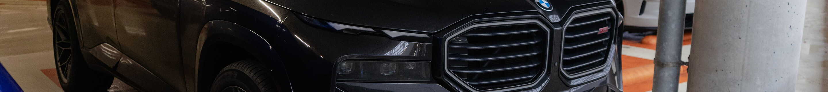 BMW XM G09 Label Red