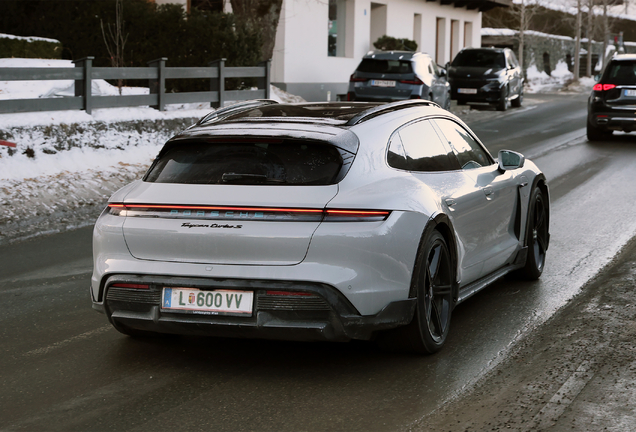 Porsche Taycan Turbo S Cross Turismo