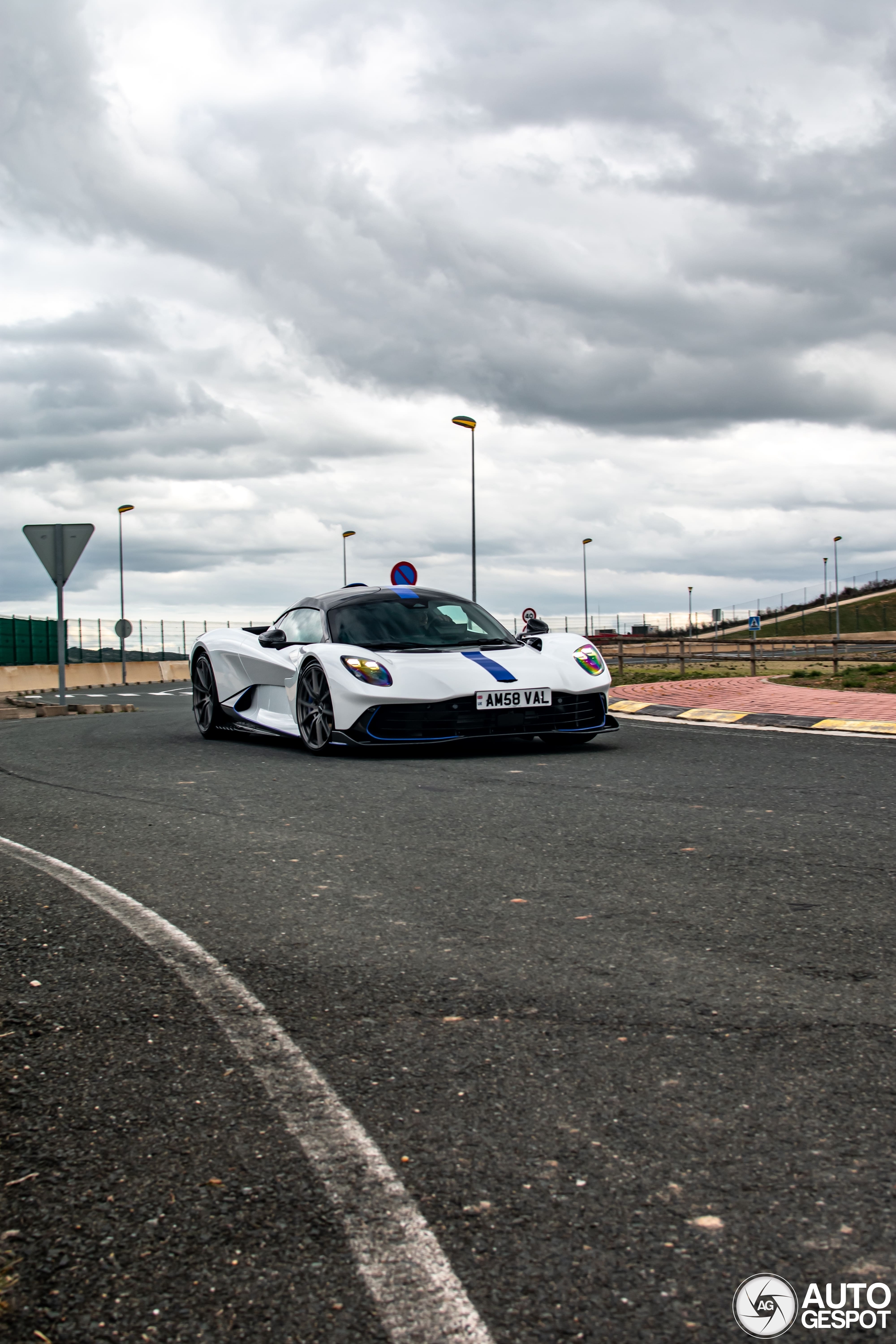 Aston Martin Valhalla is een genot om te zien op de weg