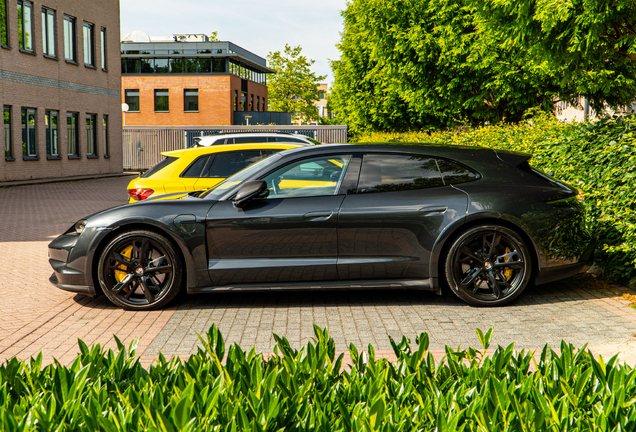Porsche Taycan Turbo S Cross Turismo