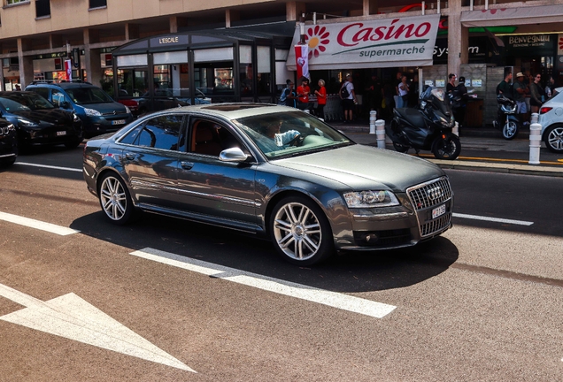 Audi S8 D3