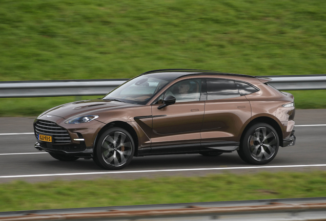 Aston Martin DBX707