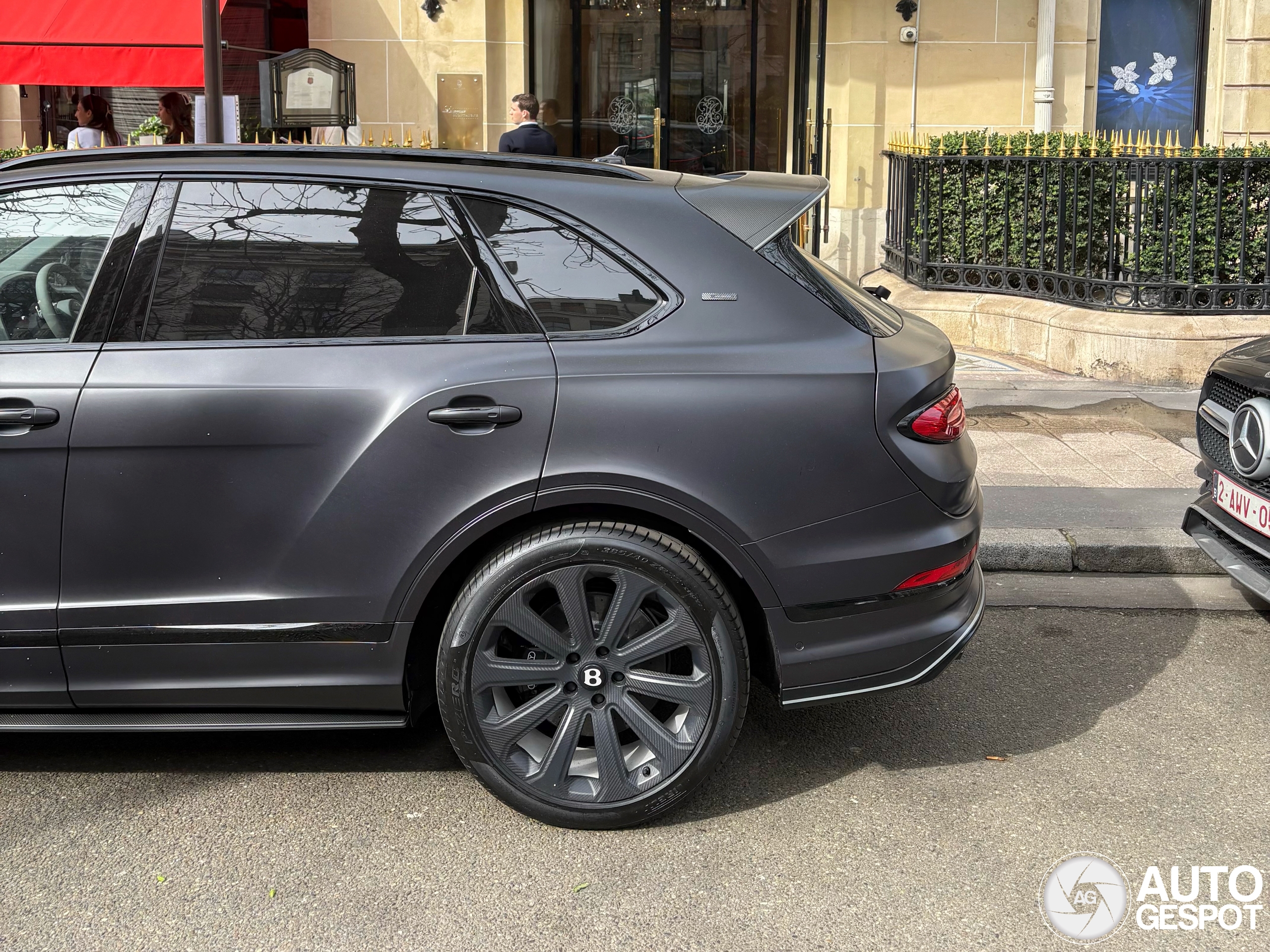 Pas op voor stoepranden met deze Bentley