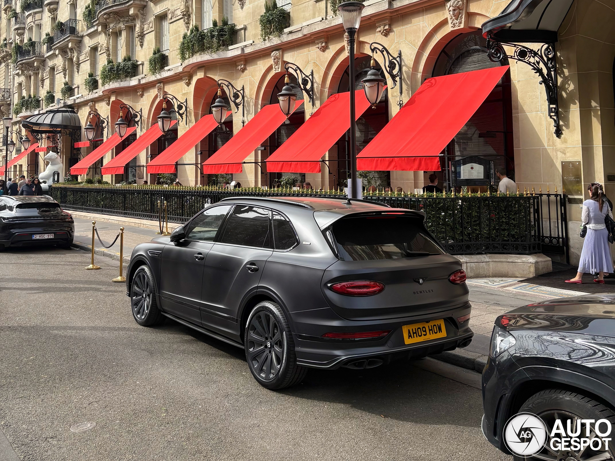 Pas op voor stoepranden met deze Bentley