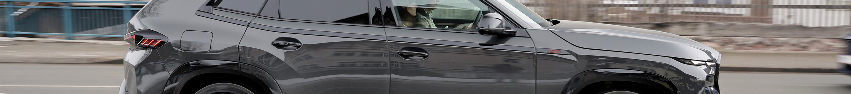 BMW XM G09 Label Red