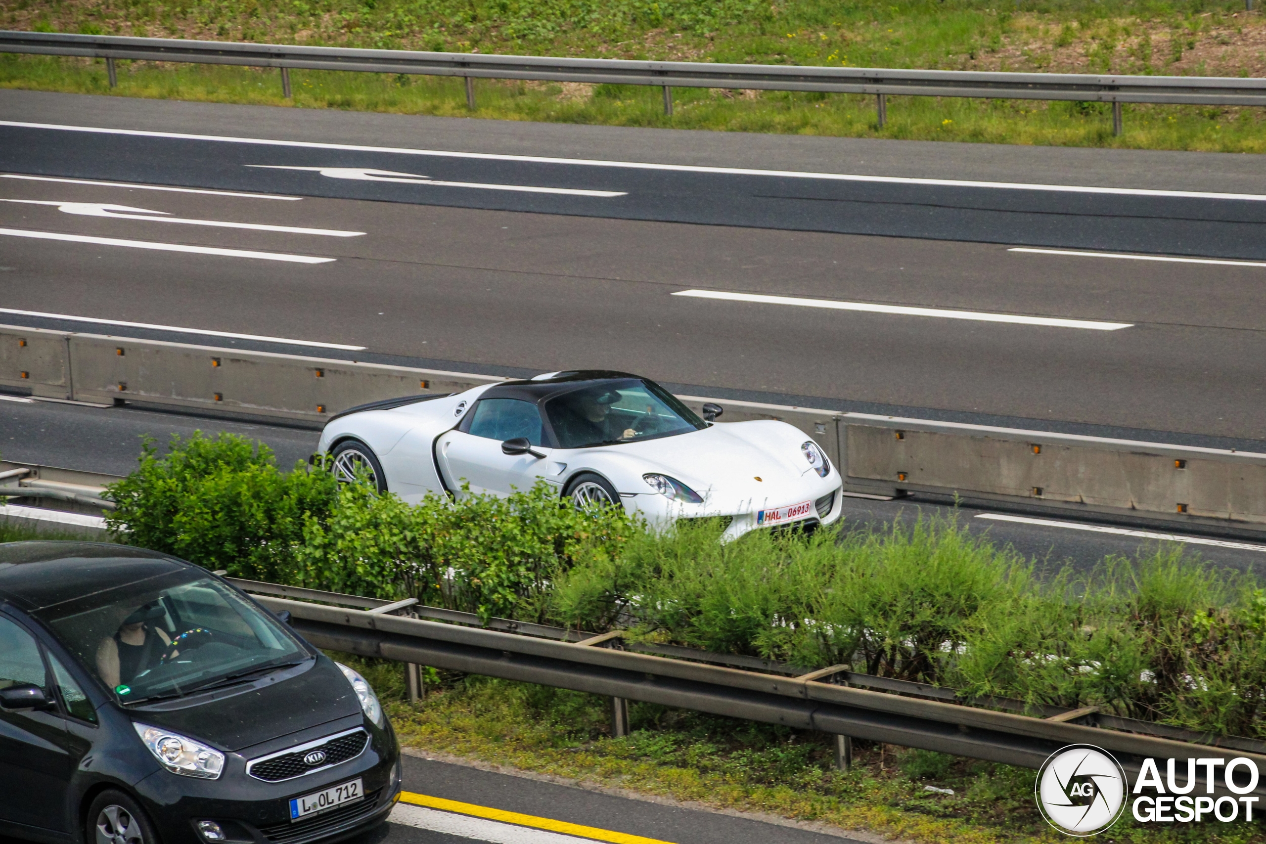 Porsche 918 Spyder Weissach Package