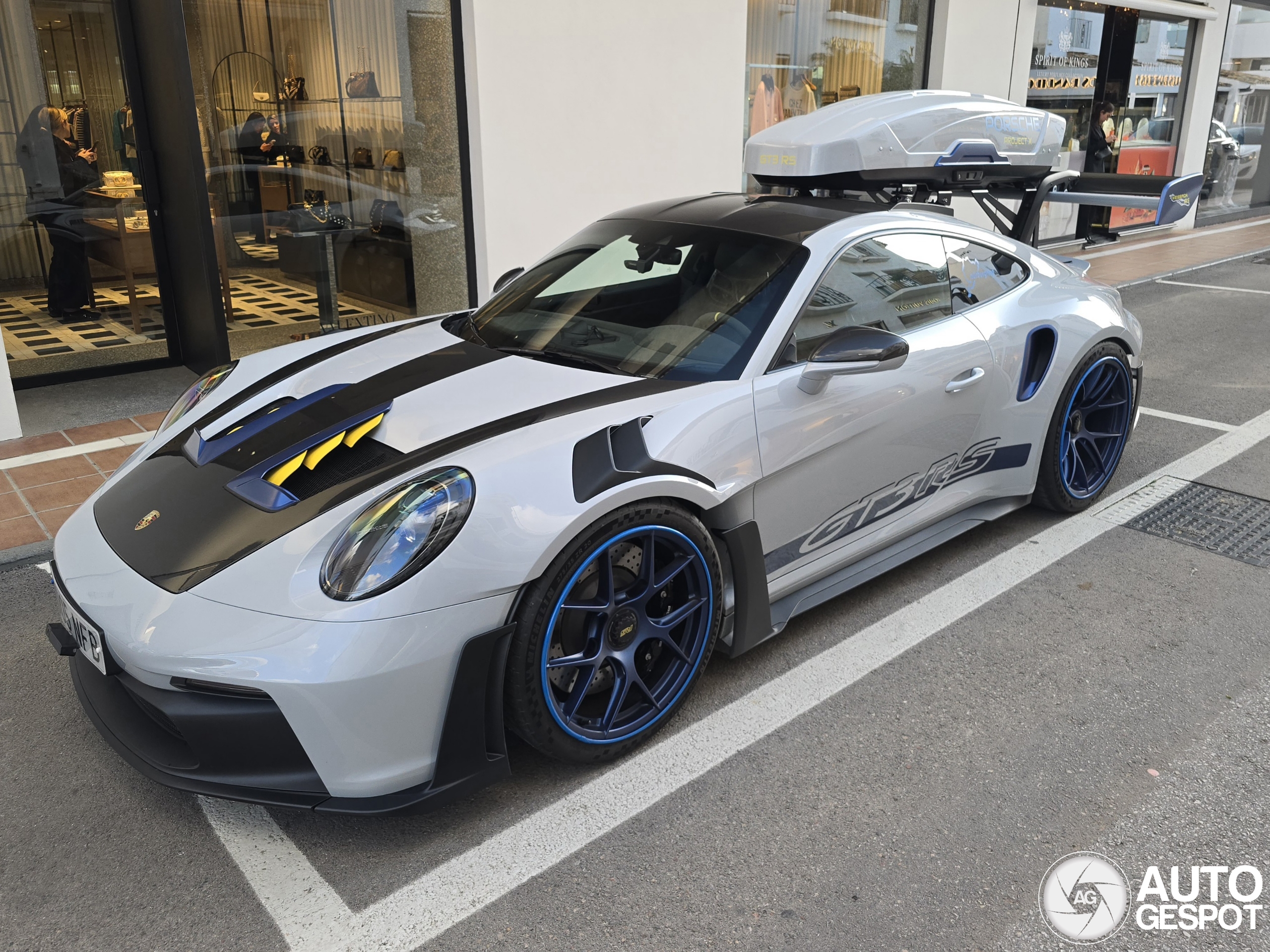 Porsche 992 GT3 RS MkI Weissach Package gaat voor extra bagageruimte op het dak