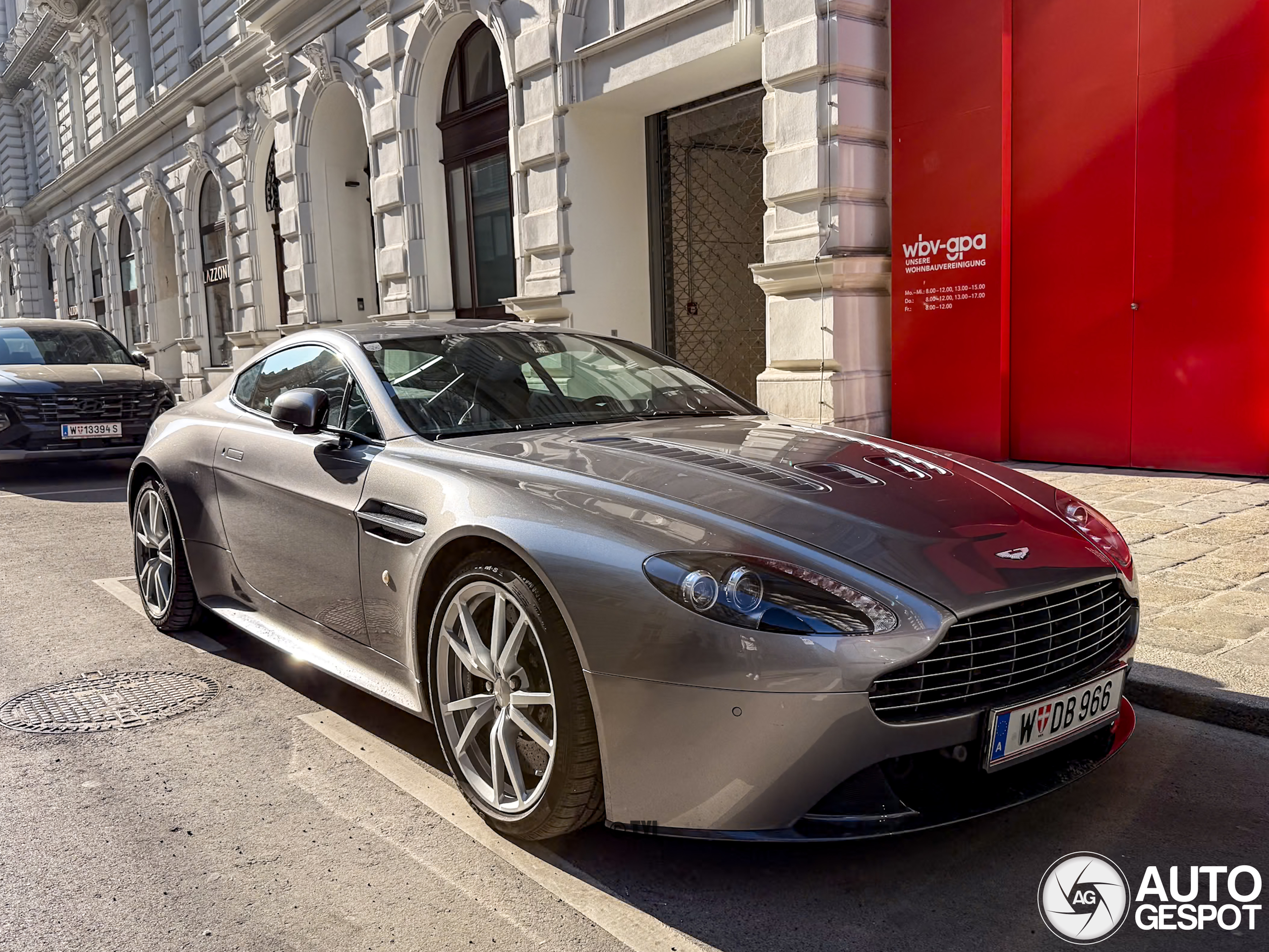 Aston Martin V8 Vantage 2012