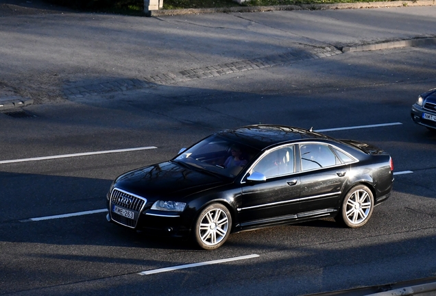 Audi S8 D3