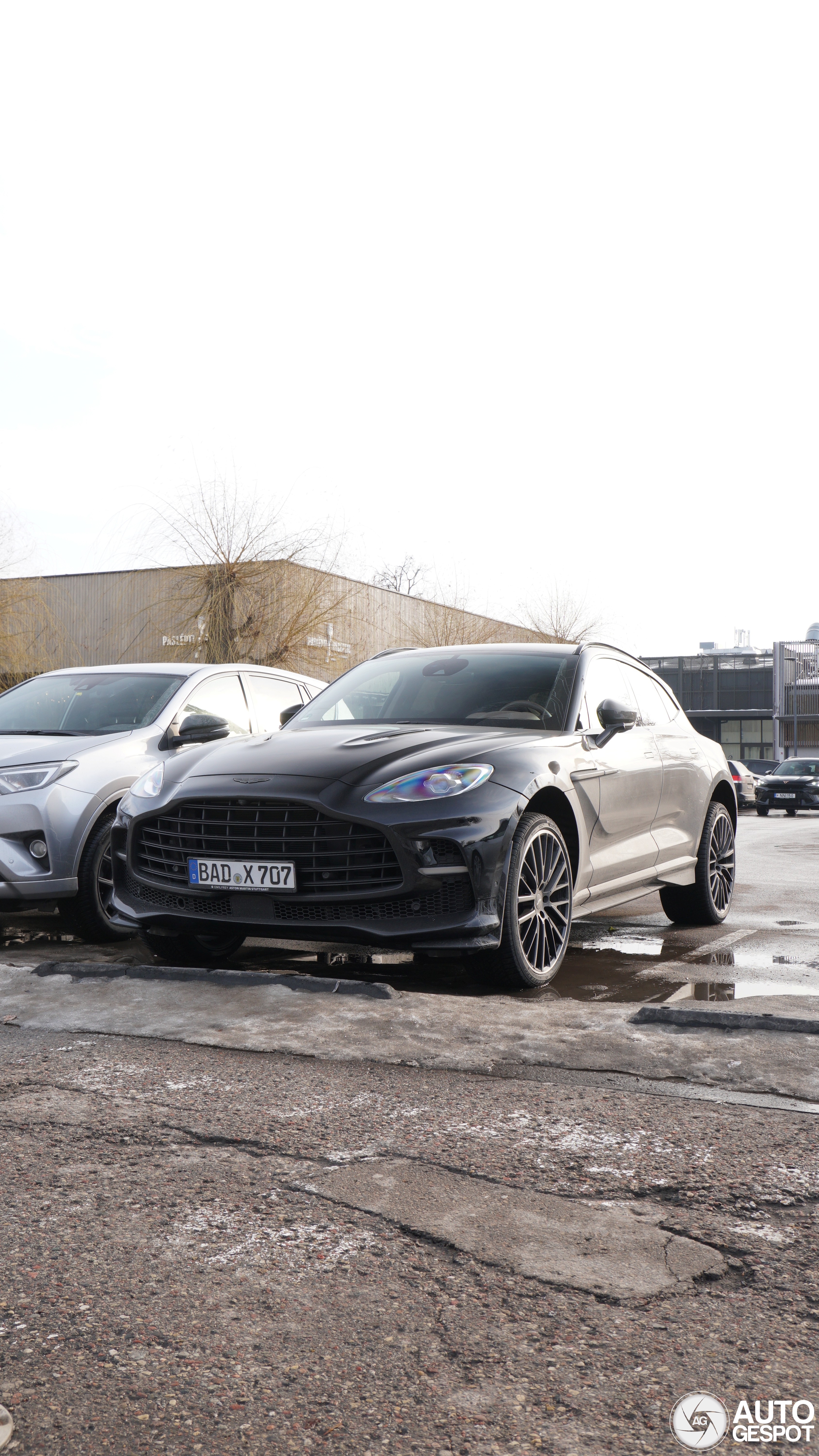 Aston Martin DBX707