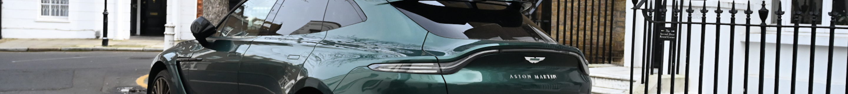Aston Martin DBX707