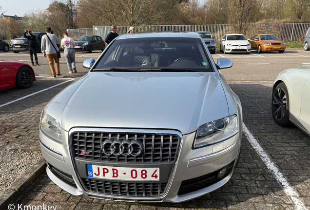 Audi S8 D3