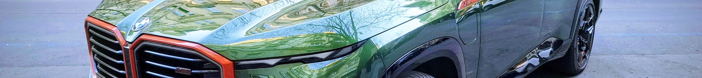 BMW XM G09 Label Red