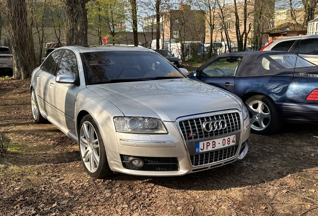 Audi S8 D3