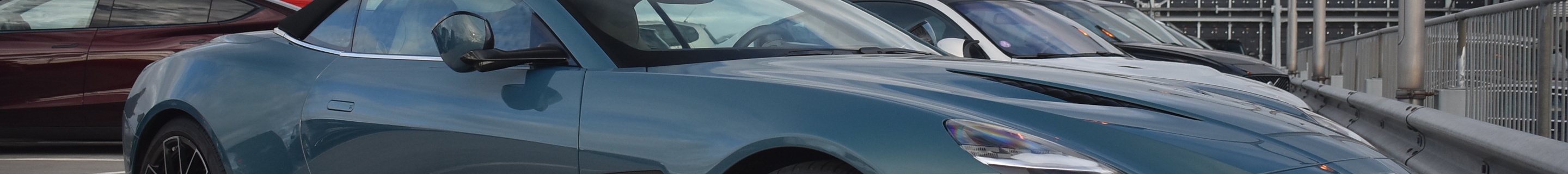 Aston Martin Vanquish Volante 2025